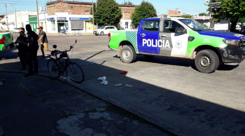 Iba en una bicimoto y fue embestido por un automvil
